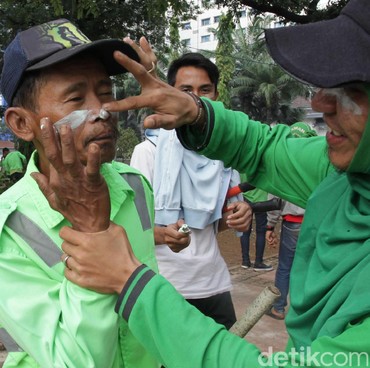 Mitos atau Fakta Odol Bisa Atasi Gas Air Mata? Begini Penjelasan Secara Medis