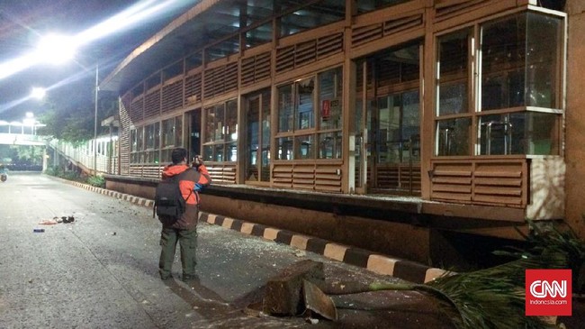 Massa sempat menjarah toko sekitar, namun kondisi tersebut cepat dikendalikan aparat.