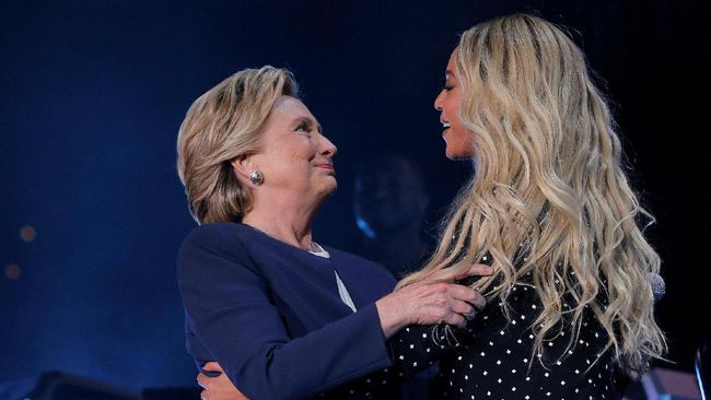 Tampil bersama Jay Z, ia menunjukkan dukungan terhadap kandidat Presiden AS tersebut dengan tampil di panggung kampanye Hillary Clinton di Ohio.