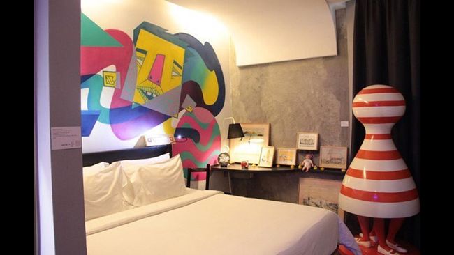 Berakhir pekan di Artotel Thamrin yang ada di pusat kota berarti juga menikmati karya seni kontemporer dari graffiti hingga seni instalasi.
