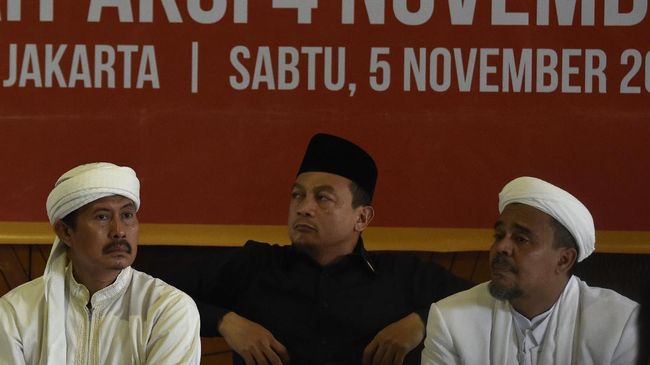 Polisi Akan Periksa Ketua GNPF-MUI dan Jubir FPI Polisi menjadwalkan pemeriksaan Bachtiar Nasir dan Munarman sebagai saksi kasus makar dengan tersangka Sri Bintang Pamungkas.