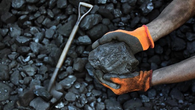 Kenaikan harga minyak dan batu bara disebut menjadi penglaris saham emiten pertambangan pekan ini, seperti Adaro Energy dan Bukit Asam.