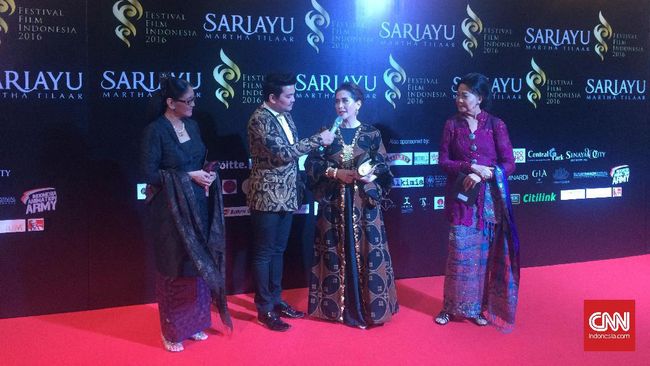 Piala berlapis emas sempat terhenti. Namun, kali ini, piala emas kembali hadir dan hanya diberikan khusus untuk kategori Film Terbaik 2016.