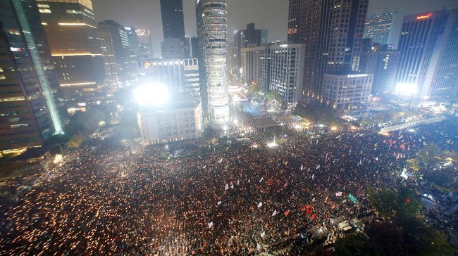 Puluhan ribu pengunjuk rasa di Kota Seoul turun ke jalan, mereka mendesak Presiden Park Geun-hye mengundurkan diri akibat skandal jual-beli pengaruh.