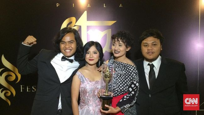 Tak hanya berprestasi di kancah internasional, film pendek Prenjak berhasil menyabet penghargaan Film Pendek Terbaik Festival Film Indonesia 2016.