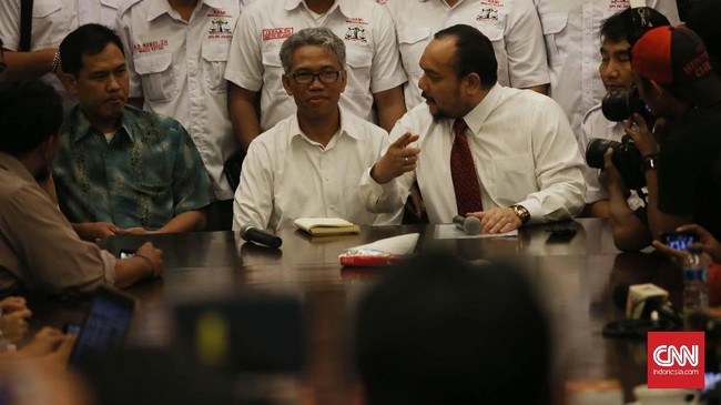 Buni Yani ditetapkan sebagai tersangka pencemaran nama baik oleh polisi. Penetapan status itu menimbulkan pelbagai reaksi para netizen.