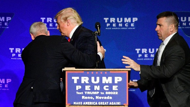Donald Trump dilarikan dari atas panggung kampanyenya di Nevada pada Sabtu (5/11) malam lalu karena adanya ancaman keamanan akibat kericuhan dari arah penonton.
