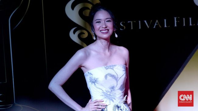 Laura Basuki total mendalami perannya sebagai Susy Susanti dalam film Susy Susanti: Love All. Susy sendiri mengaku terharu melihat akting Laura.