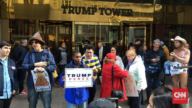 Dari pria bertopi dengan bentuk tinja hingga koboi setengah bugil menjadi pemandangan biasa di depan Trump Tower beberapa hari menjelang pilpres AS.