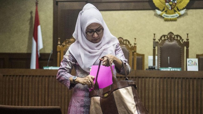 Siti Marwa didakwa menerima Rp2,9 miliar terkait dugaan suap di perjanjian jual beli pupuk antara PT Berdikari dengan Perum Perhutani Unit I Jawa Tengah.