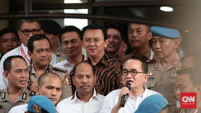 Saat diperiksa Bareskrim, Ahok didampingi empat anggota DPR, Trimedya Panjaitan, Junimart Girsang, Charles Honoris, dan Ruhut Sitompul.