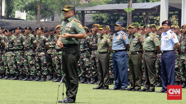 Panglima TNI itu menyebut artikel yang menyebut dirinya terlibat dalam upaya makar adalah berita bohong. Dia juga tak mau berurusan dengan 'orang gila'.