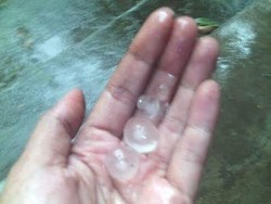 Hujan Es Disertai Angin Kencang Terjadi di Banjarnegara