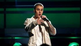 Ada 'Elang' Terbang di Perut Justin Bieber