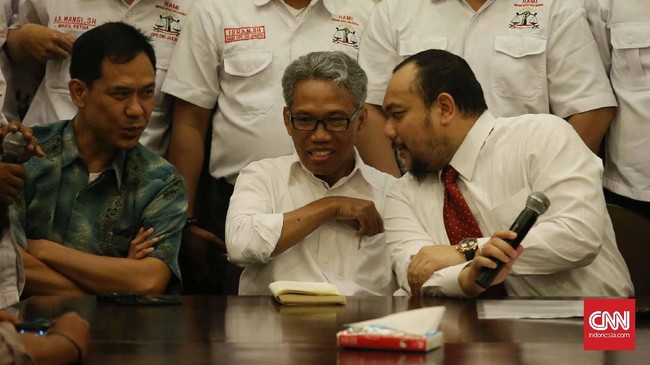 Buni Yani melaporkan dua anggota relawan Ahok-Djarot Muanas Alaidi dan Guntur Romli ke Polda Metro Jaya atas tuduhan pencemaran nama baik.