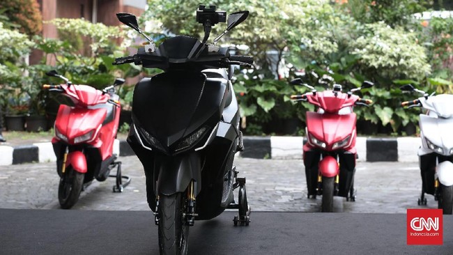 Kehadiran motor listrik Gesits dan Viar membuat pemerintah harus mendorong infrastruktur yang mendukung untuk pengisian baterai kendaraan.