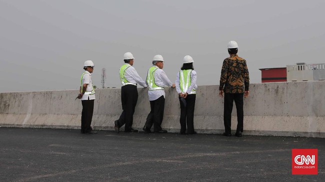 Presiden Jokowi menyempatkan melongok ke ruas jalan raya Kalimalang yang pagi ini terlihat sangat padat dari atas tol Becakayu.