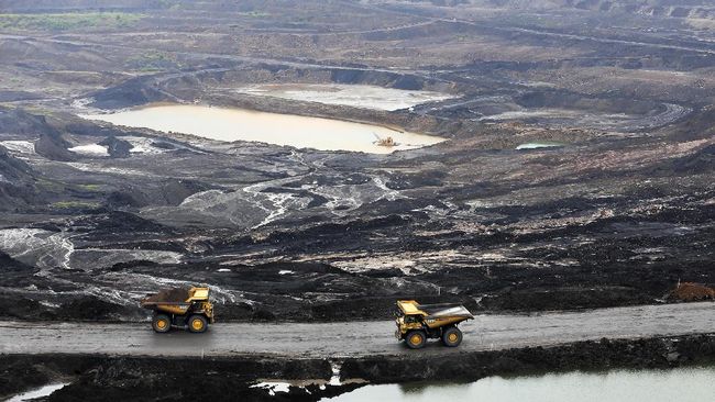 TARGET PRODUKSI BATU BARA PTBA 2017 Alat-alat berat dioperasikan di pertambangan Bukit Asam yang merupakan salah satu area tambang terbuka (open-pit mining) batu bara terbesar PT Bukit Asam Tbk. di Tanjung Enim, Lawang Kidul, Muara Enim, Sumatra Selatan, Sabtu (5/11). PT Bukit Asam Tbk (PTBA) berencana menaikan produksi dari 25,75 juta ton menjadi 32,18 juta ton atau sebesar 25 persen pada 2017. ANTARA FOTO/Nova Wahyudi/kye/16