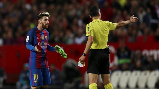 Lionel Messi mengerang kesakitan setelah dilanggar Nzonzi hingga sepatunya terlepas. Tak lama berselang, wasit Jaime Latre memberi Messi kartu kuning.