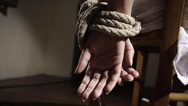 Tiga bocah perempuan SD Tanjung Duren, Jakbar lolos dari aksi penculikan dengan menggigit tangan pelaku yang membekapnya. Kasus kini ditangani kepolisian.