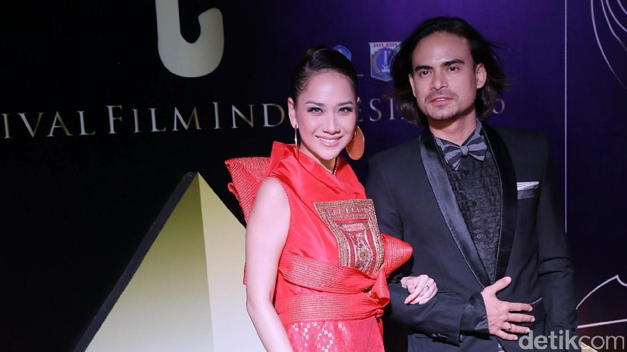 Bunga Citra Lestari dan Ashraf Sinclair bikin heboh netizen karena foto ciuman bibir. 