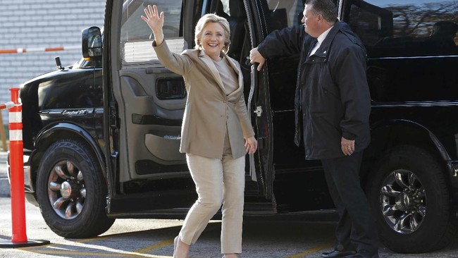 Hillary Clinton dan Donald Trump dilaporkan melakukan pemilihan suara di kampung halaman mereka di New York pada hari digelarnya pemilu, Selasa (8/11).