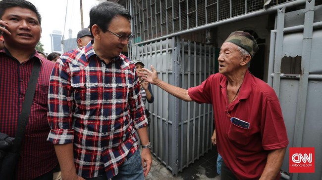 Ahok mengatakan Kartu Jakarta Lansia hanya akan diberikan terhadap orang tua miskin yang anak atau cucunya tidak sanggup membiayai kebutuhan hidup.