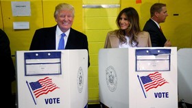 Aktivis Wanita Bertelanjang Dada Protes Donald Trump di TPS
