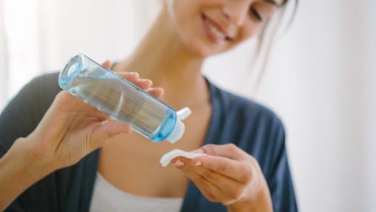 Young woman doing her beauty routine