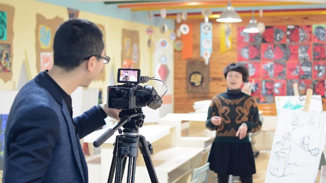 Pernah tidak kalian mendapati tayangan televisi yang menampilkan beberapa tanggapan masyarakat mengenai satu topik tertentu? Cara ini dinamai vox pop.
