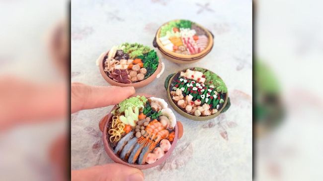 Perempuan Osaka, Chikoto Kawakami membuat berbagai kreasi kue kering replika berbagai makanan Jepang yang rumit, penuh warna dan detail.