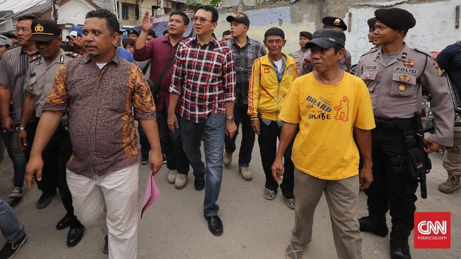 Kepala KPUD DKI Sumarno mengatakan, banyaknya jumlah polisi yang dikerahkan saat mengawal Ahok-Djarot akan memberi jarak dengan para pendukungnya.