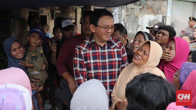 Ahok mengaku heran atas hasil survei yang beredar. Dia menyebut ada anomali yang terjadi di masyarakat Jakarta.