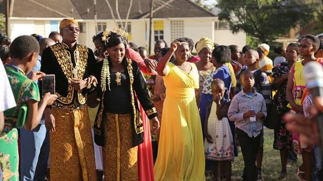 Pernikahan Joshua Mugo dan istrinya yang warga asli Kenya sangat unik. Mereka menikah dengan menggunakan busana pengantin adat Jawa Tengah.