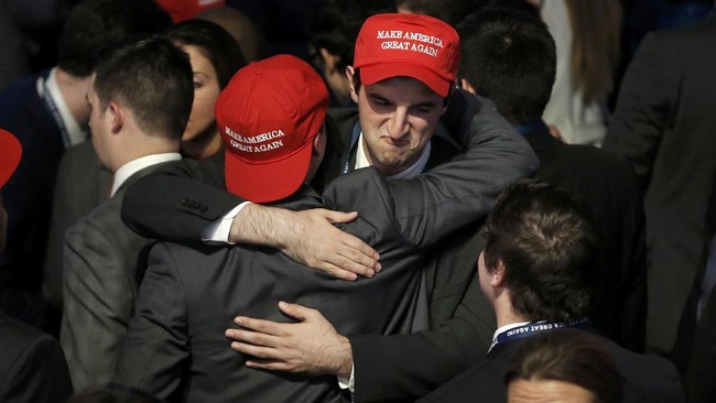 Topi bisbol merah bertuliskan 'Make America Great Again' yang menjadi simbol produksi dalam negeri AS, ternyata banyak buatan China dan Vietnam.