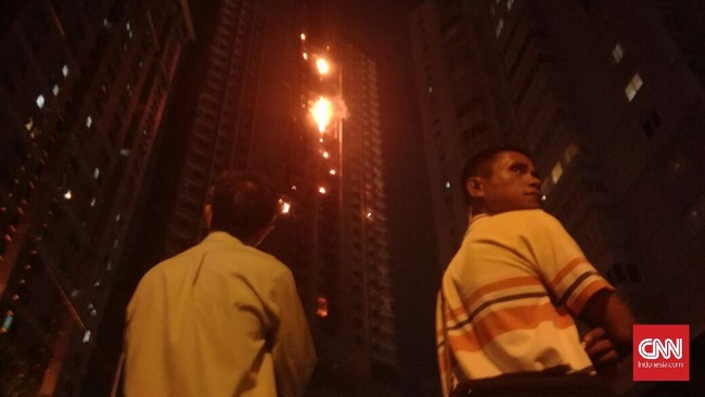 Jilatan si jago merah terlihat berasal dari lantai tengah gedung dan mulai merembet ke lantai atas gedung yang berada di samping Mal Central Park ini.