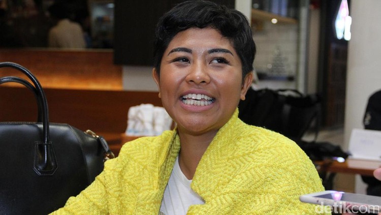 Memaksakan olahraga saat kelelahan bisa berakibat fatal. Seperti dialami Dira Sugandi nih, Bun. Dia harus istirahat total 2 minggu.