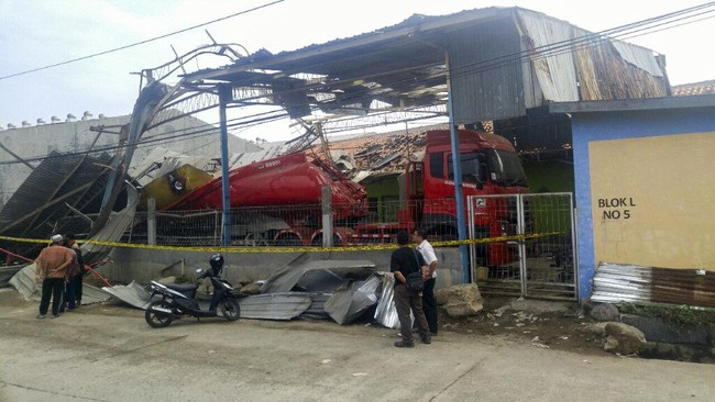 Tangki meledak saat diperbaiki dua orang pekerja di kawasan industri Semarang. Satu pekerja tewas dan satu orang lainnya mengalami cedera serius.