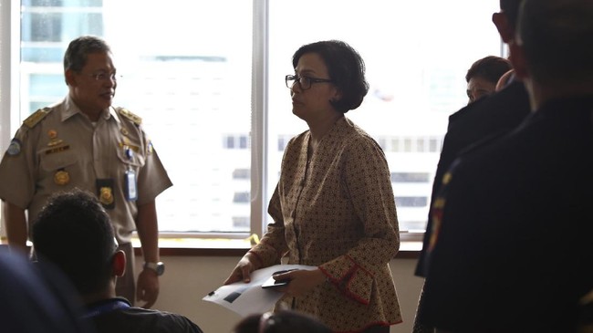 Baik Sri Muyani dan Ken Dwijugiasteadi memilih bungkam. Keduanya baru akan memberi komentar setelah KPK memberikan keterangan pers.