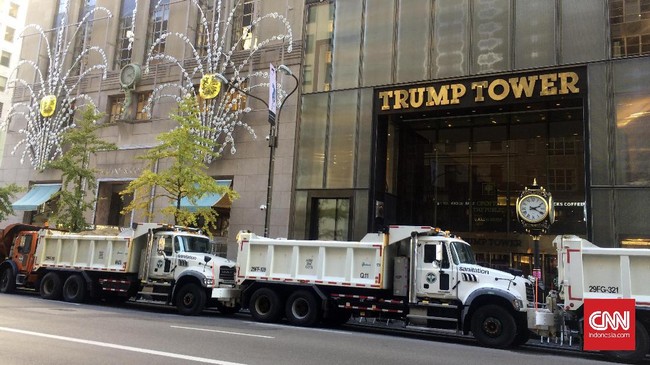 Penjagaan di markas Trump di New York diperketat di hari pemilu. Tidak hanya dengan pengerahan aparat keamanan dan penutupan jalan, tapi juga truk-truk pasir.