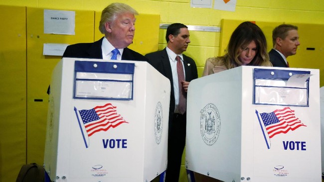Semangat warga Amerika Serikat untuk memilih presiden mereka yang baru tak hanya ditunjukkan di TPS, namun juga di jejaring sosial.