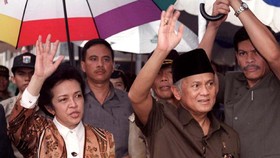 Habibie Sempat Pesan Prangko Perjalanan 8 Windu Cinta Ainun