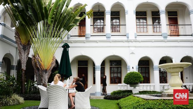 Hotel Majapahit menjadi saksi bisu Insiden Bendera pada 19 September 1945. Arsitektur dan dekorasi kolonialnya pun masih dipertahankan sampai sekarang.