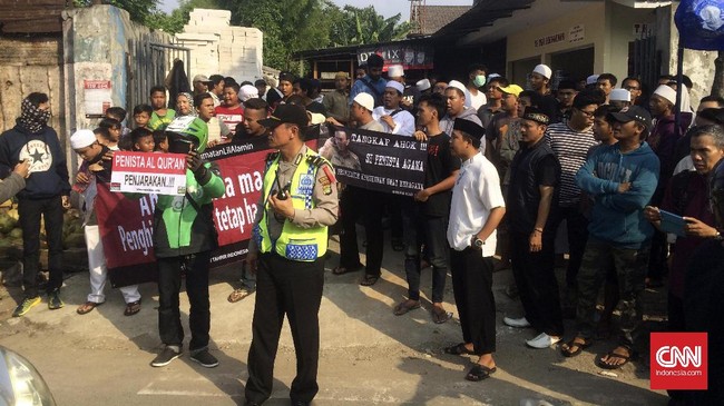 Akibat penolakan oleh sejumlah kalangan masyarakat, Ahok dan Djarot beberapa kali sampai membatalkan agenda kampanye blusukan.