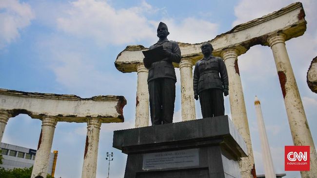 Kota Surabaya mendapat sebutan sebagai Kota Pahlawan. Selain wisata sejarah, di kota ini wisatawan juga bisa puas berwisata kuliner.
