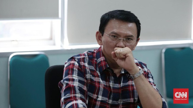 Status hukum calon Gubernur DKI Jakarta Basuki Tjahaja Purnama alias Ahok ditentukan hari ini, setelah kemarin gelar perkara selama 10 jam di Mabes Polri.
