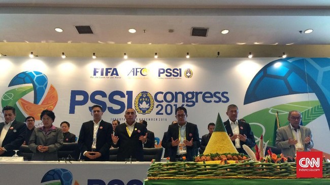 Meski kongres tahunan PSSI berlangsung hingga jelang tengah malam, Edy menyempatkan diri melakukan tumpengan di arena kongres. 