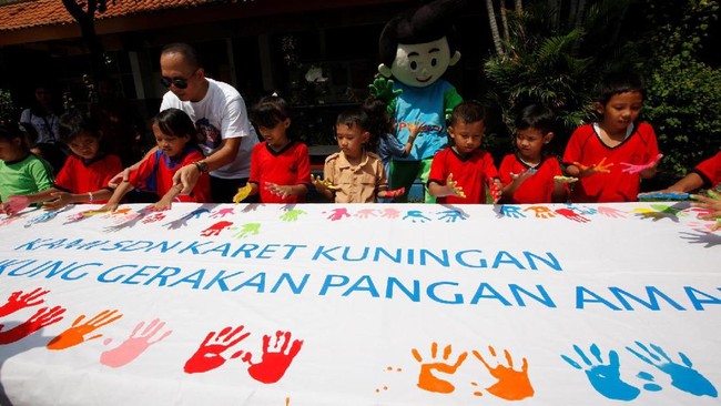 Tak semua jajanan itu sehat. Kamu harus tahu cara mengenali jajanan yang tak sehat dan kemudian melaporkannya kepada yang berwenang.