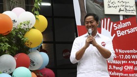 Pandji Pragiwaksono Kritik Politik lewat Tur Stand Up Comedy