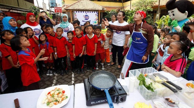 Jangan jajan sembarangan. Lebih baik kamu membawa bekal makanan sehat dari rumah. Ini tips membuat makanan sehat ala Chef Muto.
